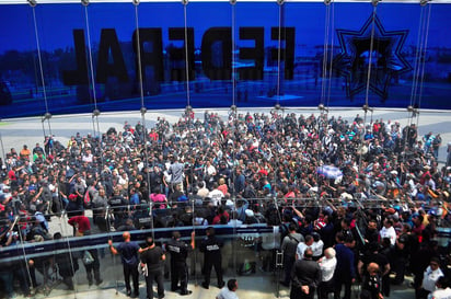 En medio de las protestas que han protagonizado los integrantes de la Policía Federal, quienes exigen algunas condiciones para poder adherirse al nuevo cuerpo de seguridad pública, el también gobernador de Querétaro consideró que es necesario destacar el profesionalismo de la institución. (NOTIMEX)