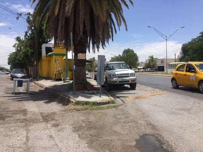 Colocan objetos como mesas y botes de basura para evitar que algunos vehículos se estacionen sobre una acera. (EL SIGLO DE TORREÓN)