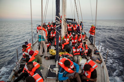 La ONG dijo que el decreto es ilegítimo porque no se puede aplicar a un barco que transporta personas rescatadas en el mar. (AP)