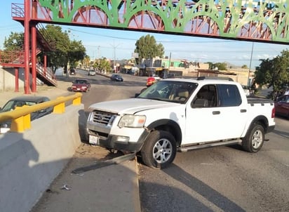 El chofer perdió el control del volante, giró a su derecha y se impactó contra la base del muro de contención. (EL SIGLO DE TORREÓN)