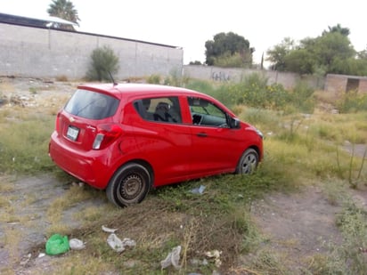 Elementos de la Policía Municipal de Lerdo detectaron un automóvil que cumplía con la descripción. (EL SIGLO)