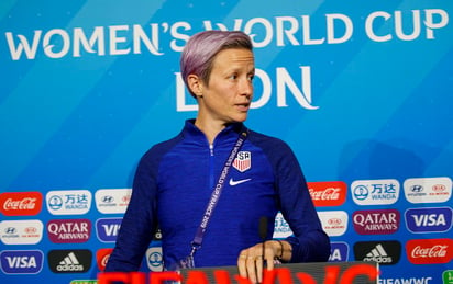 La estadounidense Megan Rapinoe criticó ayer a la FIFA por la brecha en las bolsas de premios para hombres y mujeres, entre otras cosas. (EFE)