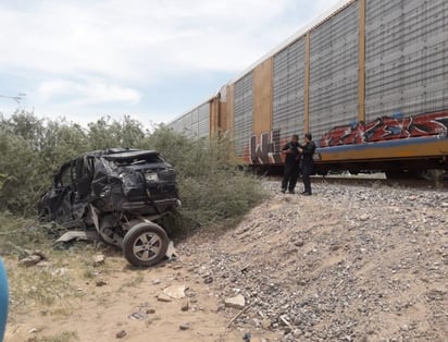 Joven conductor intenta ganarle el paso al tren y muere, su esposa resulta con graves lesiones. (EL SIGLO DE TORREÓN)