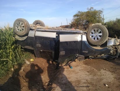 La camioneta Ford F-150 se salió del camino y tras dar múltiples giros terminó sobre su toldo y su caja. (EL SIGLO DE TORREÓN)