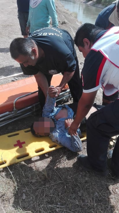 Bomberos salvan la vida de un hombre que cayó en un canal. (EL SIGLO DE TORREÓN)