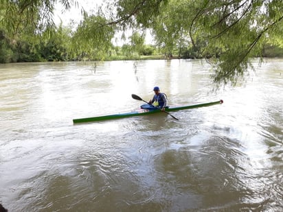 El caudal del Río Nazas es generoso este año y eso ha permitido a Sergio Vázquez Rivas, desempeñarse al máximo y colocarse con gran ventaja en el liderato de la categoría estelar, la de Clasificados K1. (ESPECIAL)