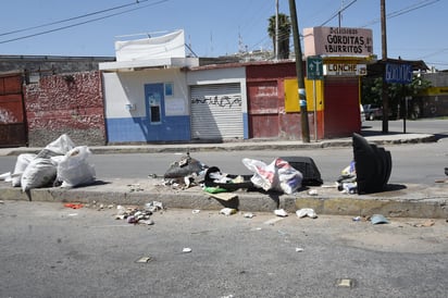 Es común ver a diario basura y partes de aparatos electrónicos como de televisiones sobre el camellón central. (EL SIGLO DE TORREÓN)