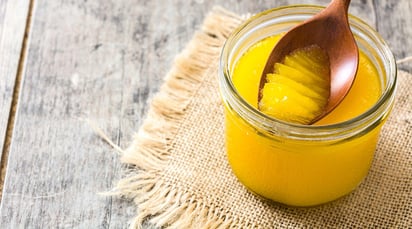 Ghee es un tipo de mantequilla clarificada, sin embargo, tiene un mayor concentrado de grasa que la mantequilla debido a que se eliminaron sus sólidos de agua y leche. (ESPECIAL)