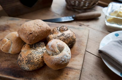 El gluten es un conjunto de proteínas naturales ubicadas en la cáscara de algunos vegetales, generalmente en los granos, con los cuales se elaboran productos como pan, tortillas de harina, papas fritas, cereales de caja, cátsup, salsa de soya, pastas y arroz. (ARCHIVO)