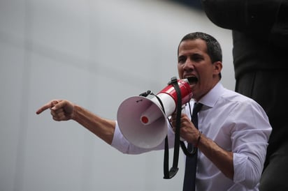  El jefe del Parlamento, Juan Guaidó, reconocido como presidente interino de Venezuela por más de 50 países, anunció este domingo que promoverá el Tratado de Río -un mecanismo de asistencia militar extranjera- para intentar sacar del poder al gobernante Nicolás Maduro, a quien considera un dictador. (ARCHIVO)