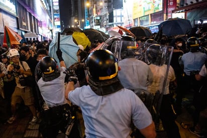 Miles de personas marcharon hoy por las calles de esta ciudad para protestar contra la ley de extradición, pero al finalizar la manifestación la policía y los opositores se enfrentaron luego que los efectivos de seguridad intentaron desalojarlos de las calles. (EFE)