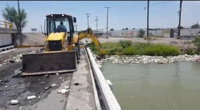 La tarde de este domingo se registraron escurrimientos leves en el canal Sacramento del municipio de Gómez Palacio, lo anterior debido a la acumulación de basura en el puente vehicular del bulevar Ejército Mexicano. (EL SIGLO DE TORREÓN) 