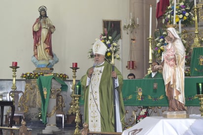 Monseñor fue aplaudido por la feligresía al igual que el Vicario General, Julio Carrillo, quien permaneció a cargo de la Diócesis durante el tiempo que estuvo sin esta figura. (EL SIGLO DE TORREÓN) 