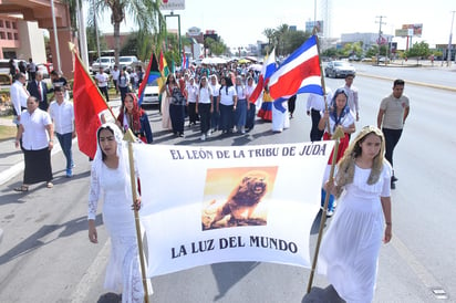 Mujeres, hombres, jóvenes y niños se dieron cita después de las 11 de la mañana para comenzar a formarse y caminar en medio de cantos y rezos, pidiendo por la paz del mundo para los laguneros. (FERNANDO COMPEÁN) 
