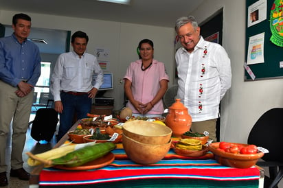 El presidente Andrés Manuel López Obrador ofreció acabar con el 'cementerio de obras de la salud'. (EFE)