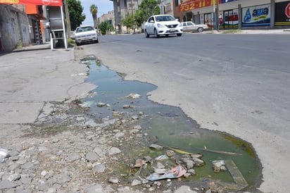 Las aguas putrefactas brotan de un registro tapado en la zona. (EL SIGLO DE TORREÓN)