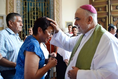 El señor despidió a las personas asistentes a la misa dominical y las bendijo. (EL SIGLO DE TORREÓN)