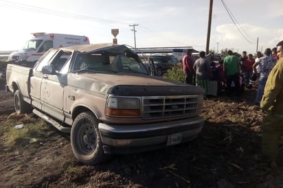 La unidad se salió del camino y dio varios giros para terminar nuevamente sobre sus cuatro llantas. (EL SIGLO DE TORREÓN)