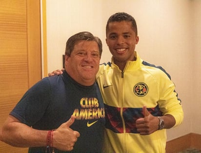 A través de su cuenta de Twitter, el cuadro “azulcrema” subió una foto en la que aparece el exjugador del Barcelona con el técnico Miguel Herrera. (TWITTER)
