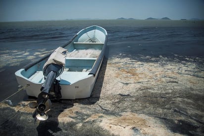 Se están contaminando con aguas negras que corren libremente por un drenaje de la ciudad de Juchitán. (EFE)