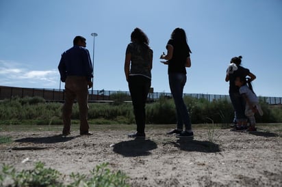 Elementos de la Policía Federal y Estatal  aseguraron a 228 migrantes cuando viajaban a bordo de un tráiler sobre la carretera Tapanatepec–Tuxtla Gutiérrez, a la altura del kilómetro 071. (ARCHIVO)