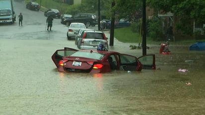 Pese a la alerta meteorológica extrema emitida este lunes, cientos de ciudadanos se vieron sorprendidos por la intensa precipitación. (ESPECIAL)