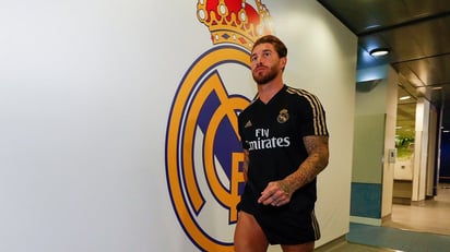 El capitán merengue, Sergio Ramos, en las instalaciones del club blanco durante la revisión médica pertinente. (ESPECIAL)