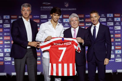 Junto a los directivos colchoneros, el juvenil luso fue oficialmente presentado como nuevo jugador del cuadro de la capital española. (EFE)