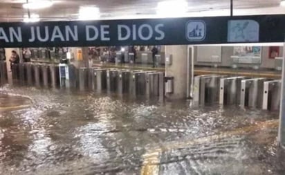 Elementos de Protección Civil y Bomberos acudieron a verificar qué estaba obstruyendo la circulación del agua en el respiradero y localizaron el cuerpo; tras rescatarlo aguardaron la llegada de los peritos forenses para que se hicieran cago.
(TWITTER)