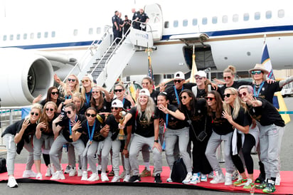 Las jugadoras se reunieron para un brindis y posaron para las fotos mientras cantaban: “We Are The Champions”. (AP)
