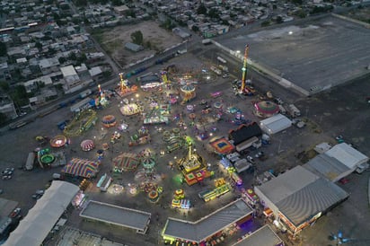 Se contó con la participación de 100 artesanos y la asistencia de muchos más expositores. (EL SIGLO DE TORREÓN)