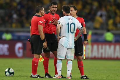 El silbante ecuatoriano Roddy Zambrano (c) fue el encargado de llevar las acciones de la semifinal de la Copa América 2019 en la que se midieron el anfitrión Brasil y la selección argentina. (AP)