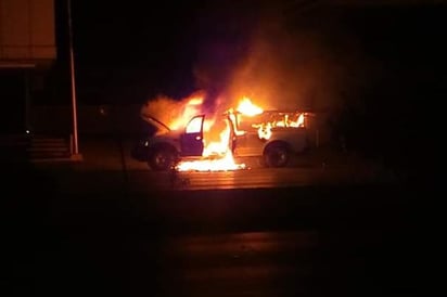 El fuego comenzó en el área del motor y se extendió rápidamente al resto de la camioneta. (EL SIGLO DE TORREÓN)