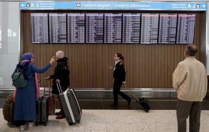 Se mantiene vivo gracias a los funcionarios del aeropuerto. 'Me dan de comer bocadillos de queso, no hay otra cosa. Para dormir hay un par de sofás', resume el refugiado sus condiciones de vida. (ARCHIVO)