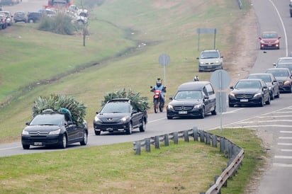 El sepelio se celebró tras un cortejo fúnebre integrado por una decena de automóviles y un grupo de granaderos que custodió al féretro