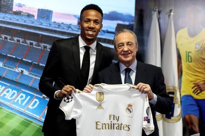 Junto a Florentino Pérez, presidente de la junta del Real Madrid, el brasileño se dijo agradecido por la oportunidad y comprometido con su nueva institución con la que espera ganar muchos títulos.