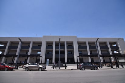 Es la fachada del recién remodelado edificio, en la que se observa el descuido al ser vandalizada. (ERNESTO RAMÍREZ)