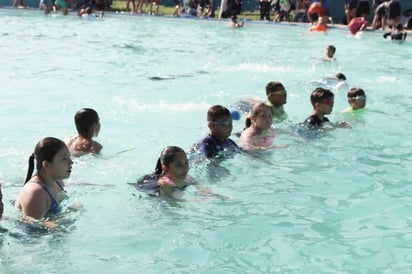 Grupo de niñas de la categoría de 12 y 13 años antes de tomar su clase de futbol.