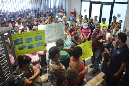 De nueva cuenta los antorchistas de la región protestaron, pero ahora en el Palacio Federal. (FERNANDO COMPEÁN)