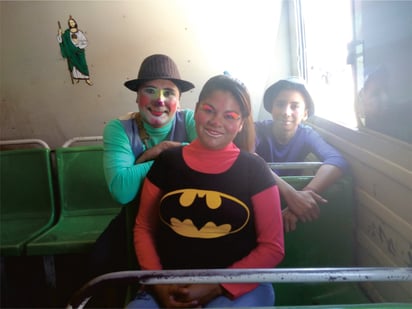 Unión. Papá, mamá e hijo hacen equipo para mostrar sus rutinas en el transporte público. (EL SIGLO DE TORREÓN / Daniela Ramírez)
