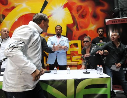 Golpes. No esperaron a llegar al ring y en plena rueda de prensa Adame y Trejo se atacan. (EFE)
