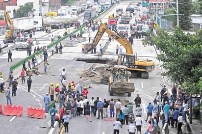 El surgimiento de nuevas fallas en la obra revivió el temor de vecinos y usuarios del libramiento. (ARCHIVO)