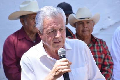 El alcalde de Torreón, Jorge Zermeño recriminó hoy jueves los señalamientos de regidores del PRI en el ayuntamiento, quienes acusaron ayer miércoles a la presente administración de haber cometido presuntas irregularidades en la contratación de obra pública. (ARCHIVO)