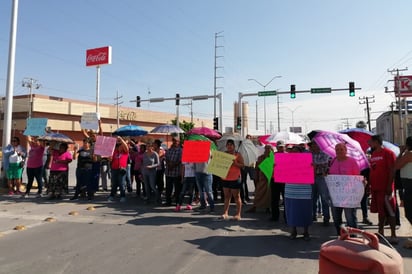 Bloquean colonos calle para exigir servicios públicos. (CORTESÍA)