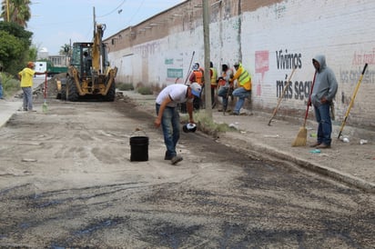 Iniciaron con los trabajos de bacheo en la zona urbana, tras atender quejas en la zona rural con el programa 'Vamos a Michas'. (EL SIGLO DE TORREÓN)