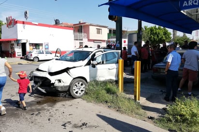 Conductores aseguran que sus semáforos estaban en verde al chocar, esto en el cruce de la avenida Bravo y calle La Opinión. (EL SIGLO DE TORREÓN)