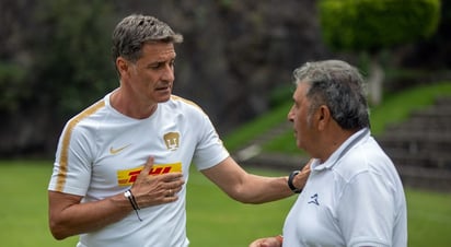 El español platica junto al técnico chileno Carlos Reinoso tras un amistoso entre Pumas y Correcaminos. (ESPECIAL)