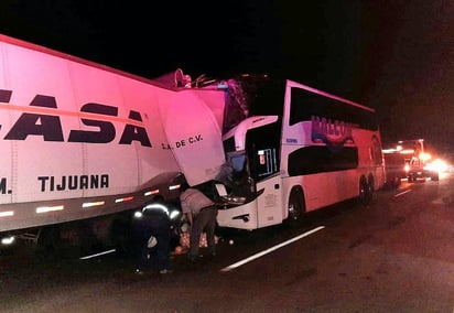 En la unidad viajaban 36 personas, de las cuales 12 resultaron lesionadas, tres de ellas de gravedad. (EL SIGLO DE TORREÓN)