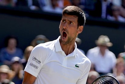 Djokovic se enfrentará en la final con el ganador del choque que se disputará a continuación entre el español Rafael Nadal y el suizo Roger Federer, el duelo 40 entre ambos. (EFE)
