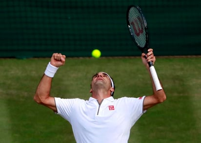 Federer utilizó su habilidad en hierba para superarle en tres horas y dos minutos en el All England. (EFE)